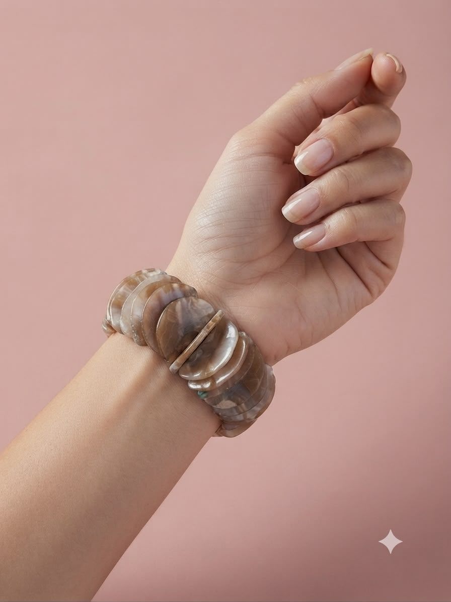 Pulseras hechas con conchas de agua dulce
